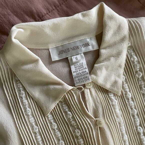 Vintage 90s Jones NY Wmmens Blouse Sz 6 Cream Silk Embroidered Minimalist Top - Picture 1 of 7